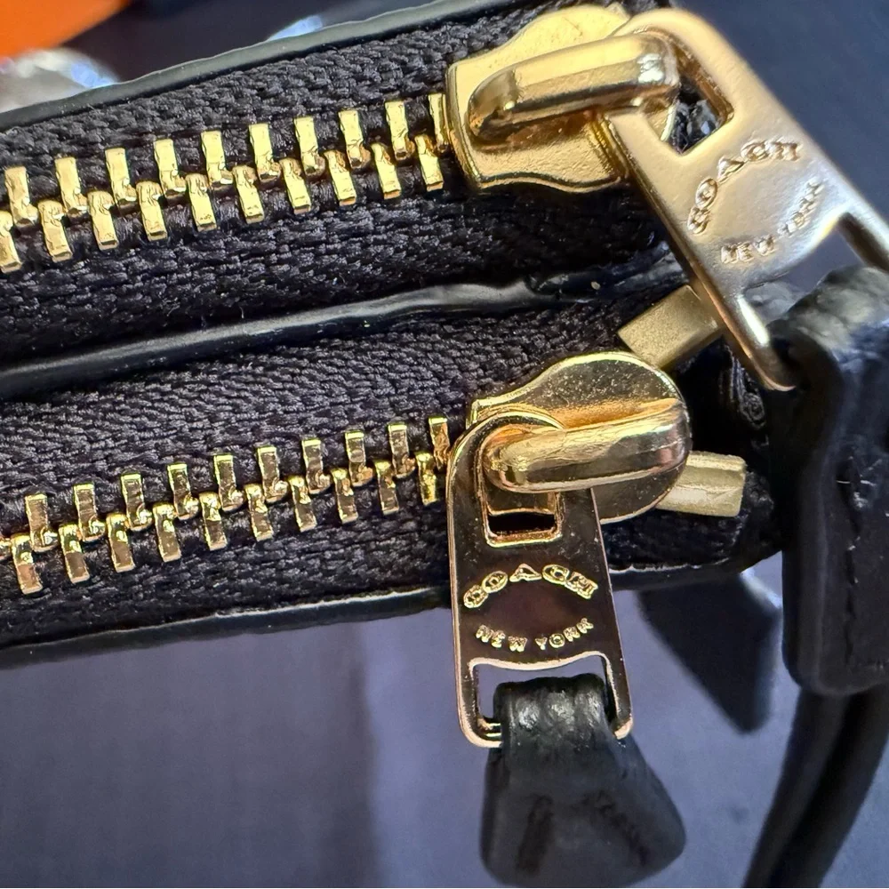 NWOT Coach Black Pebbled Leather Wristlet - Picture 10 of 10